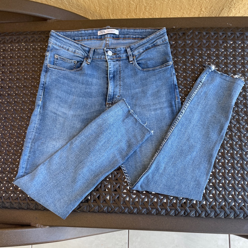 Zara Jeans Women's size 32 Medium Light Wash Raw Hem High Waist Ankle